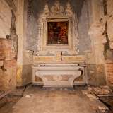 L�abside � dominata da un settecentesco altare in marmo policromo, sovrastato da una rifinita cornice con volti di angeli e forme vegetali